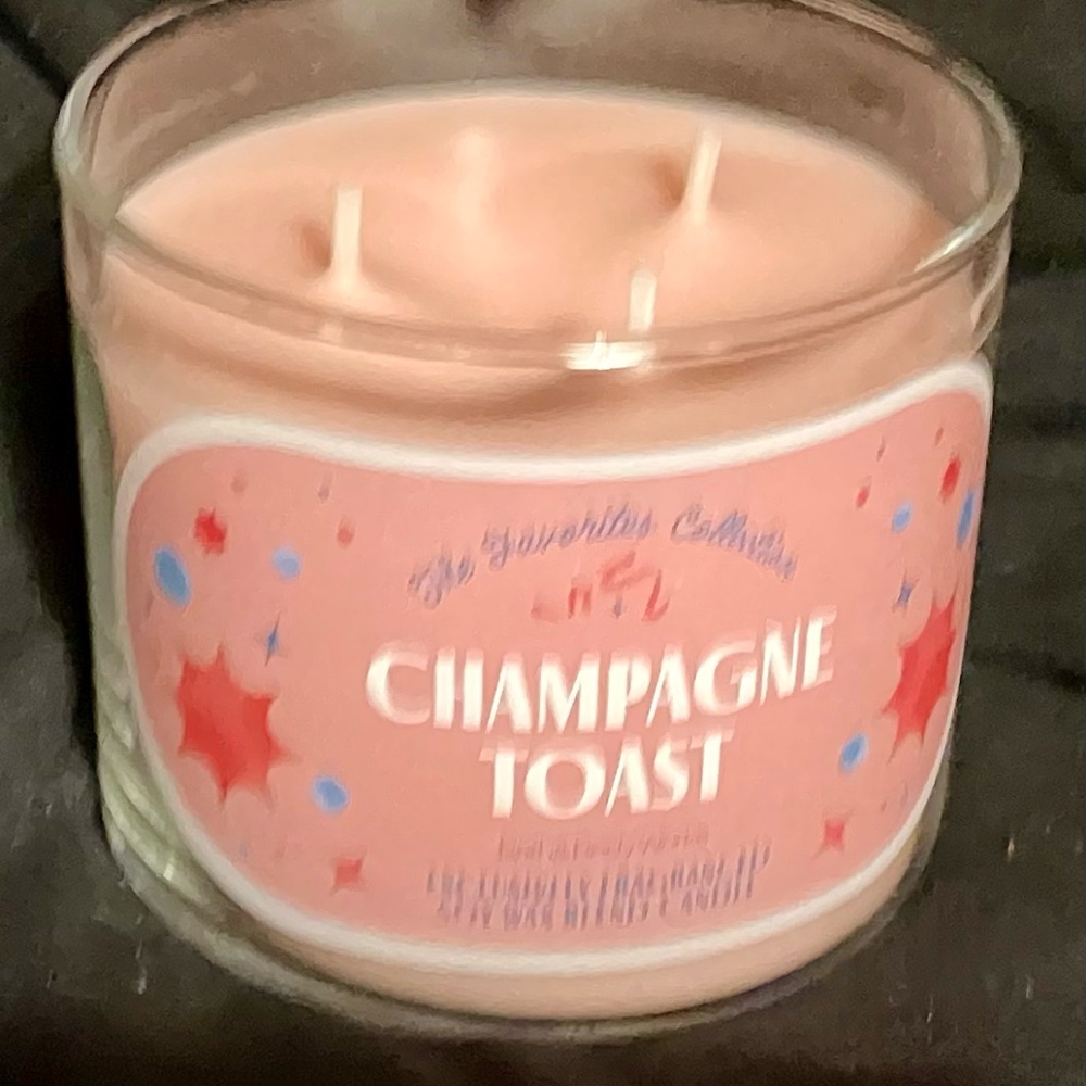Bath & Body Works - Champagne Toast 3 Wick Candle - Up to 45 Hours Burn Time